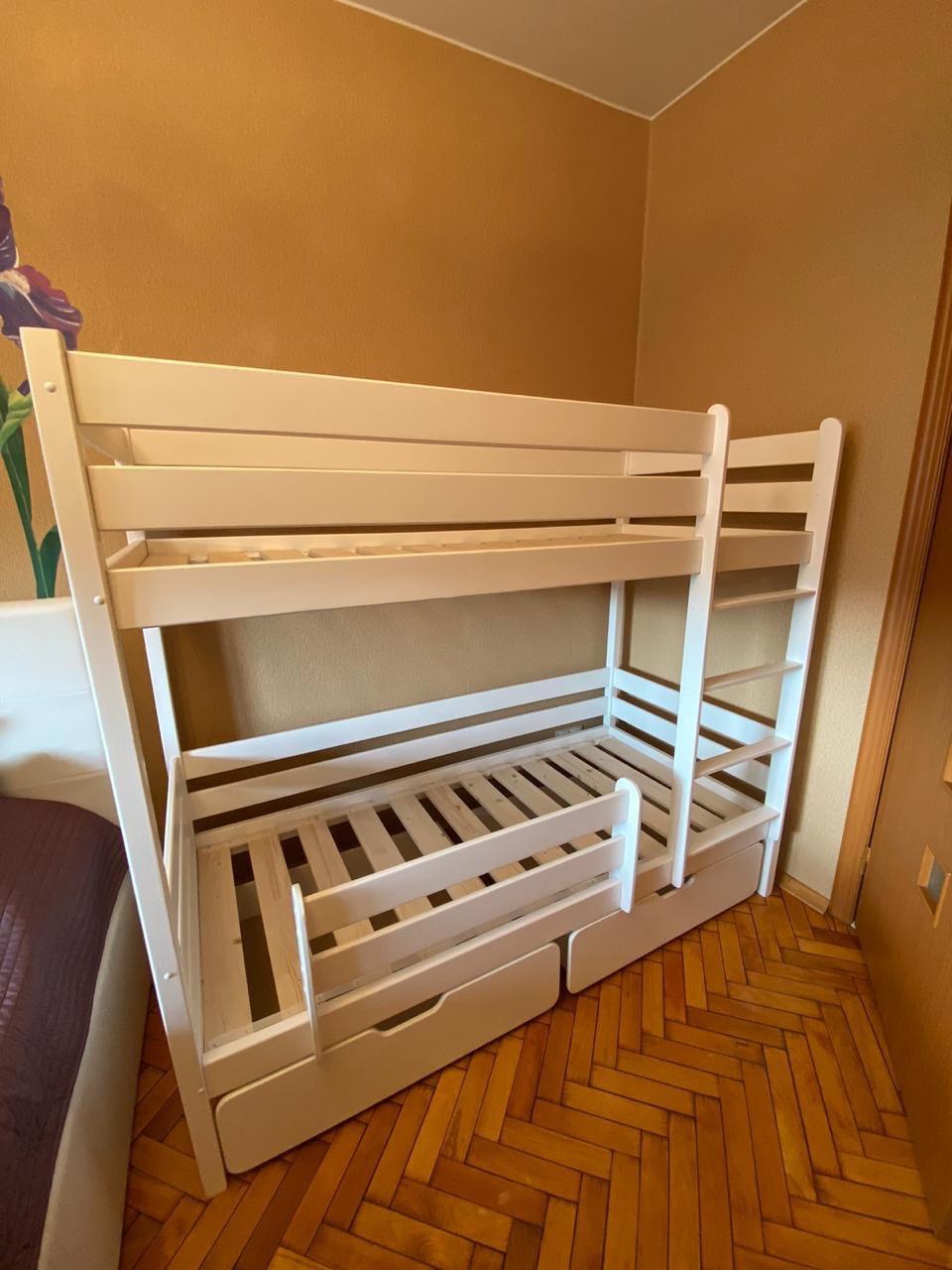 Двухэтажная кровать с бортиком и ящиками